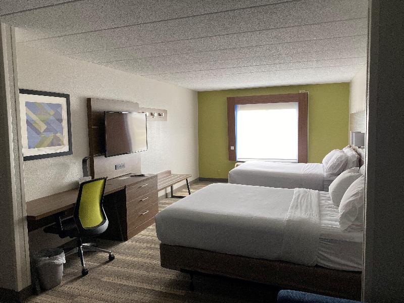 Holiday Inn Express & Suites Fort Wayne image