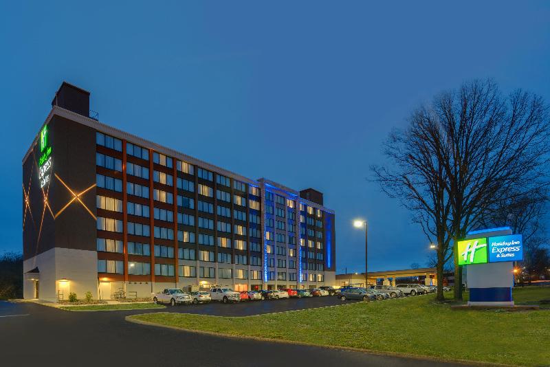 Holiday Inn Express and Suites Ft. Washington Phil