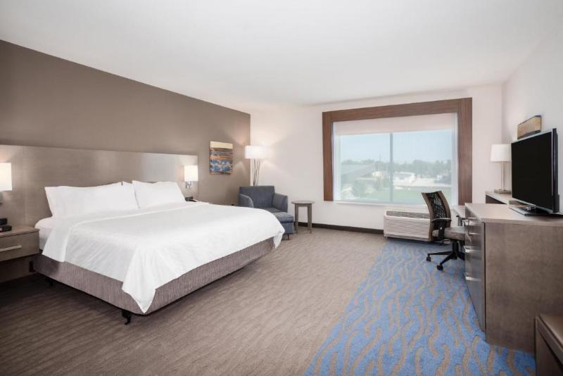 Holiday Inn Express & Suites Great Bend 4