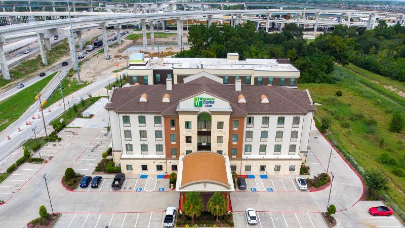 Holiday Inn Express and Suites Houston South Pearl image