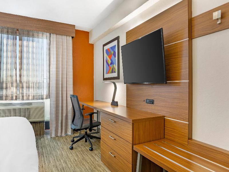 Holiday Inn Express Louisville SouthHillview image