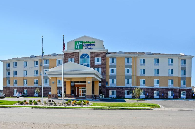 Holiday Inn Express and Suites Williston image