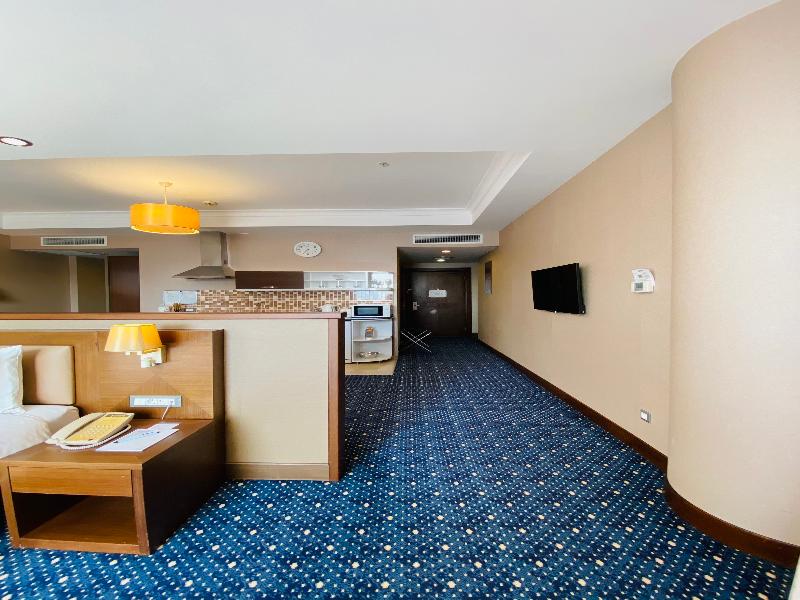 Parkside Hotel & Apartments image