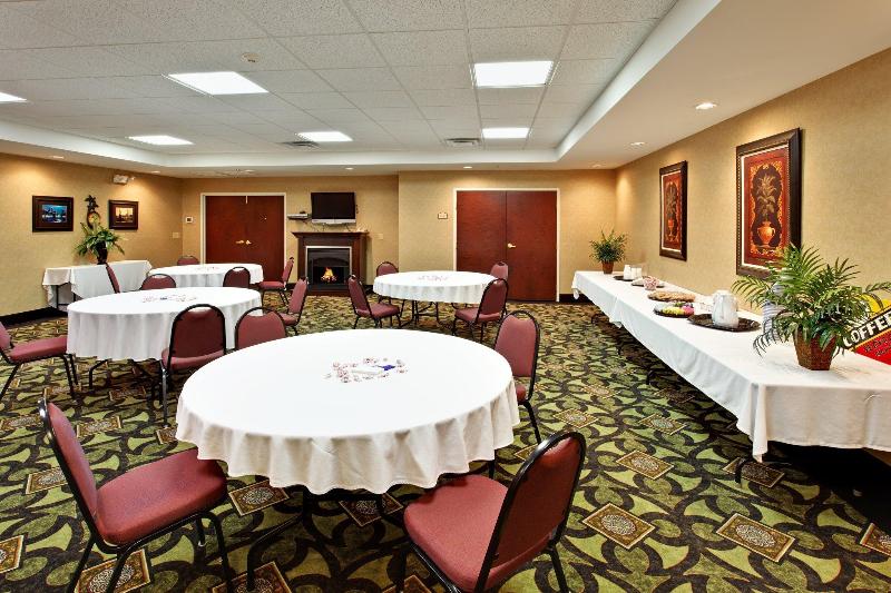 Holiday Inn Express and Suites Kingsport Meadowvie