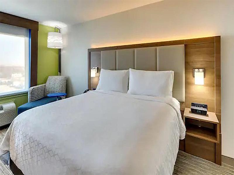 Holiday Inn Express & Suites Woodland Hills image