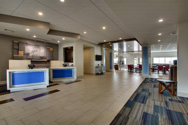 Holiday Inn Express and Suites Lancaster East Stra
