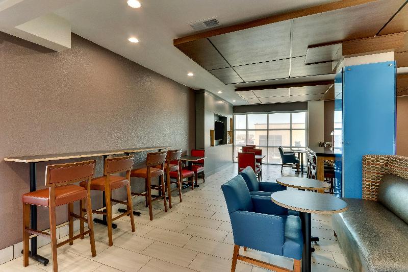 Holiday Inn Express and Suites Lake Worth Nw Loop image