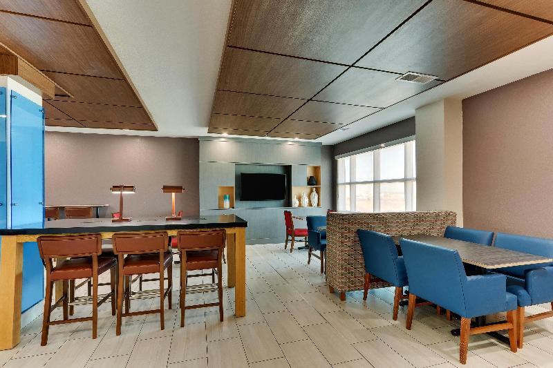 Holiday Inn Express and Suites Lake Worth Nw Loop image