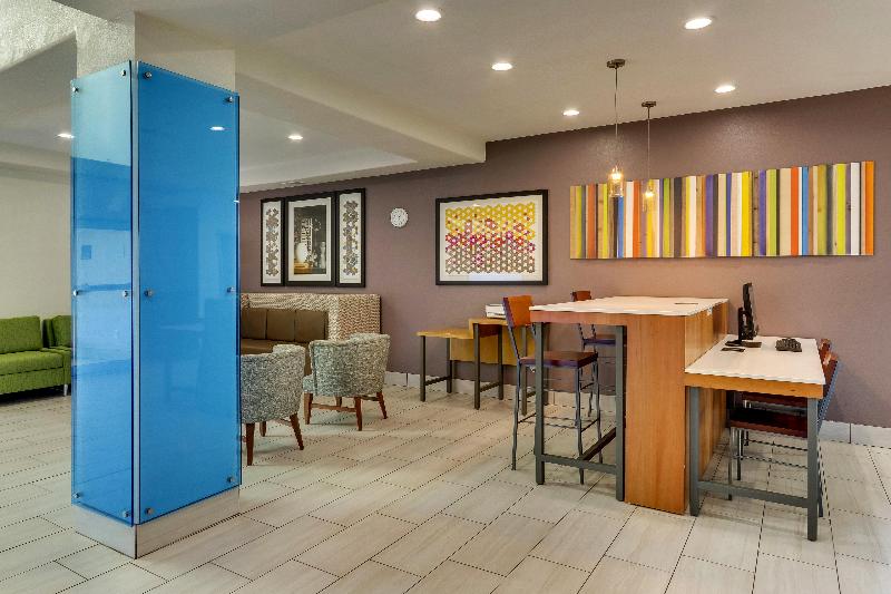 Holiday Inn Express and Suites Lake Worth Nw Loop image