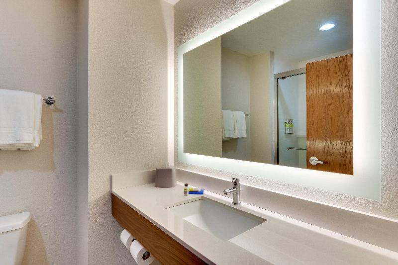 Holiday Inn Express and Suites Lake Worth Nw Loop image