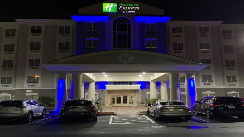Holiday Inn Express and Suites Orlando South Daven image