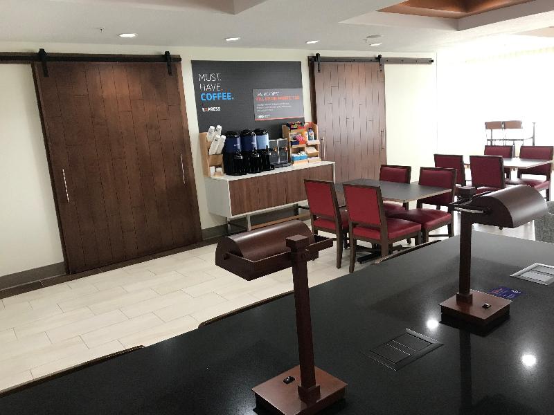 Holiday Inn Express and Suites Orlando South Daven image