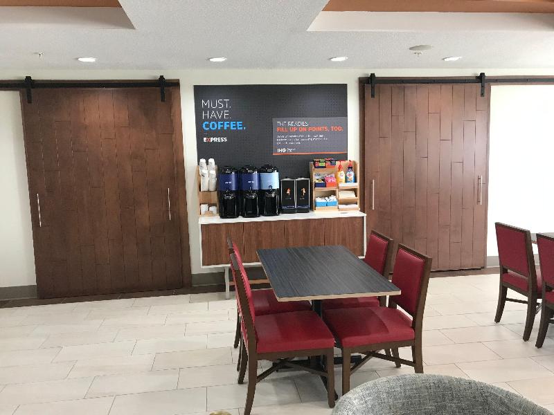 Holiday Inn Express and Suites Orlando South Daven image