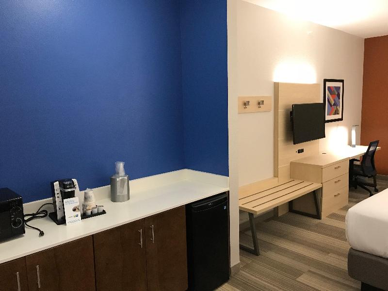 Holiday Inn Express and Suites Orlando South Daven image