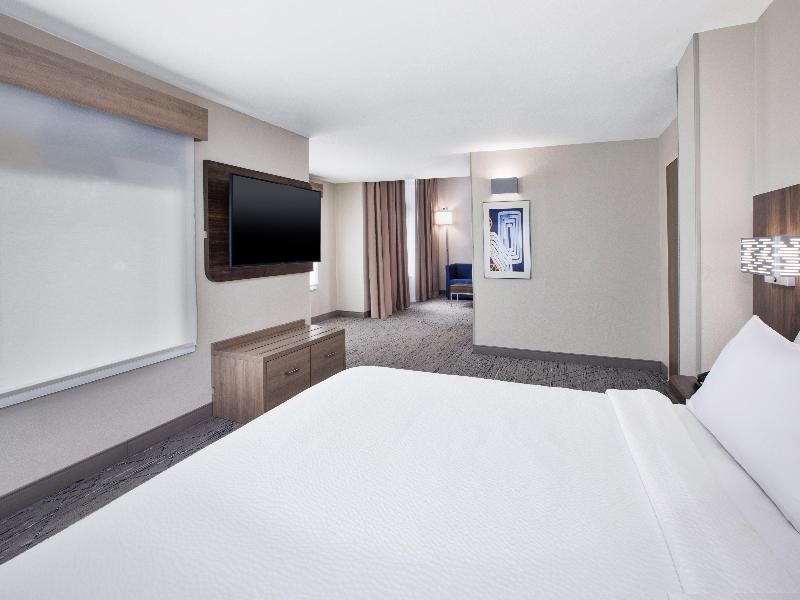 Holiday Inn Express and Suites West Monroe image