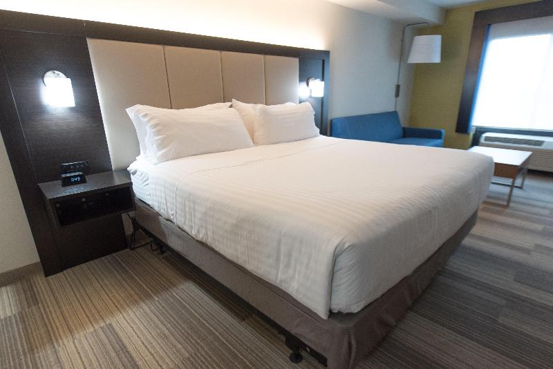 Holiday Inn Express and Suites North East Erie I 9 photo 12