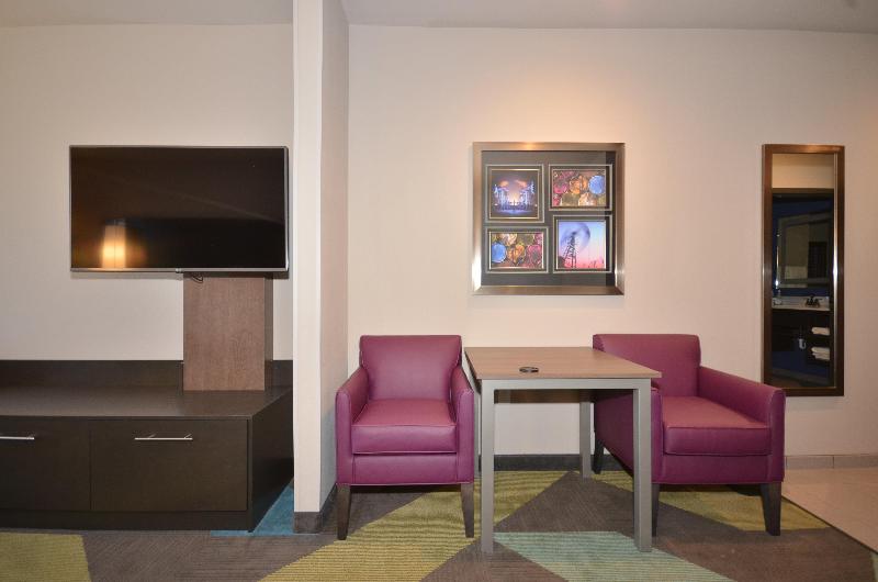 Holiday Inn Express Oklahoma City Mid Arpt Area photo 21