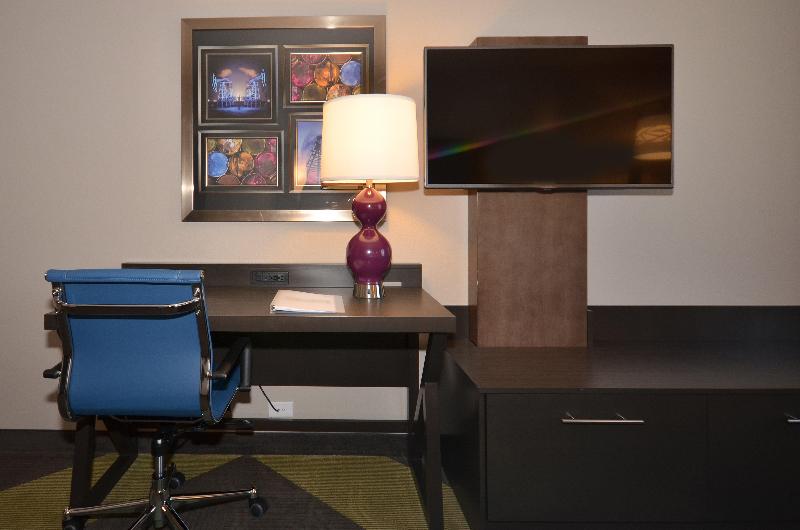 Holiday Inn Express Oklahoma City Mid Arpt Area photo 23