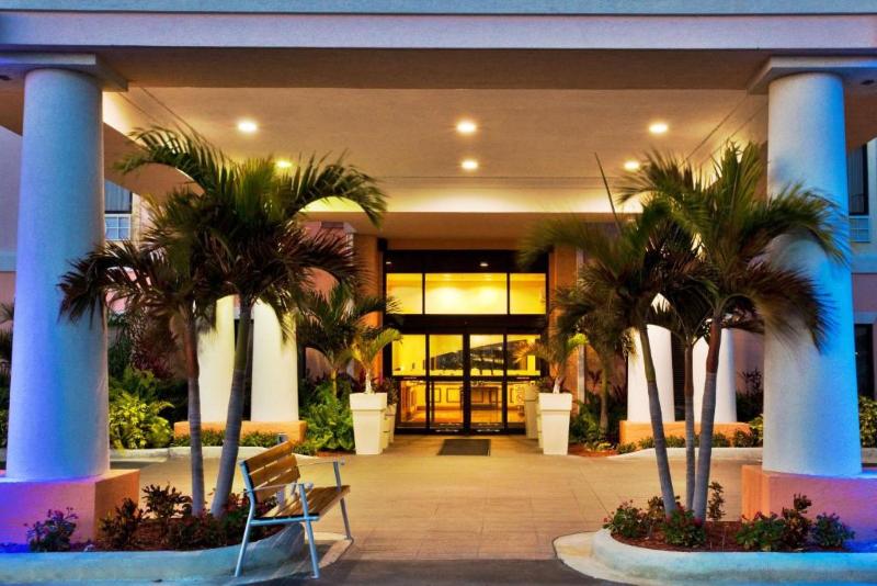 Holiday Inn Express and Suites Lake Okeechobee image