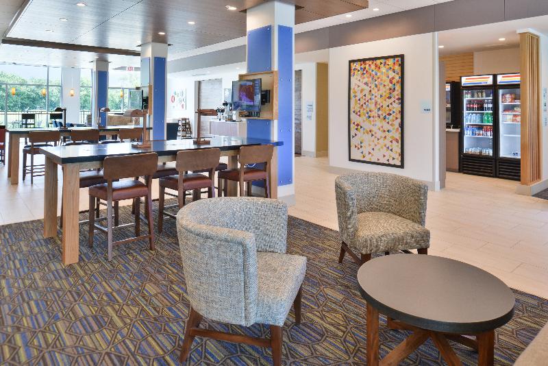 Holiday Inn Express and Suites Omaha Airport