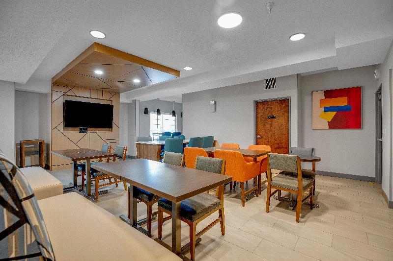 Holiday Inn Express Suites Portland-Jantzen Beach image