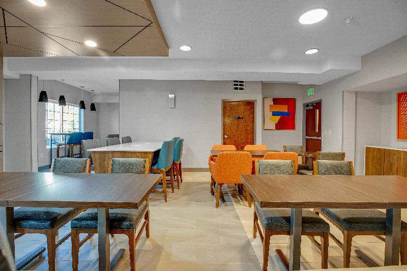 Holiday Inn Express Suites Portland-Jantzen Beach image
