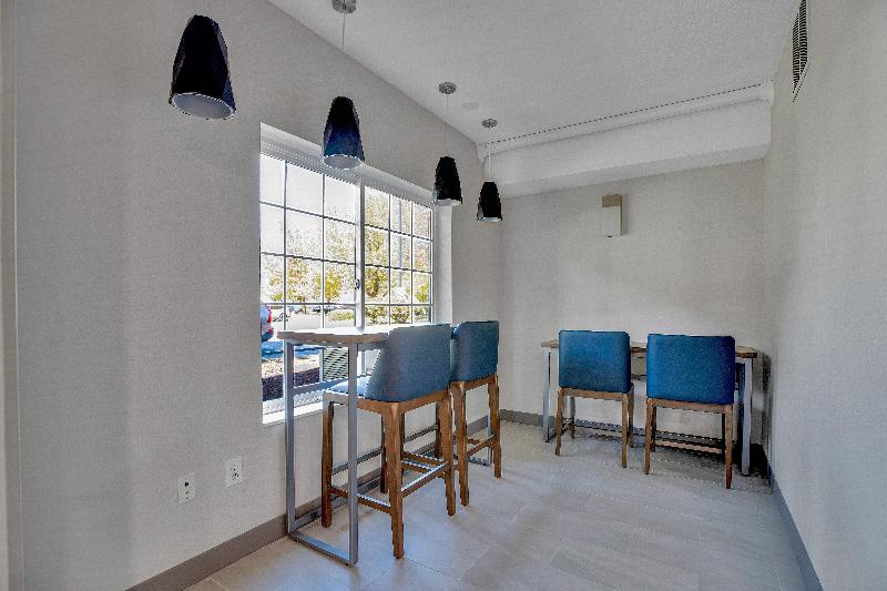 Holiday Inn Express Suites Portland-Jantzen Beach image