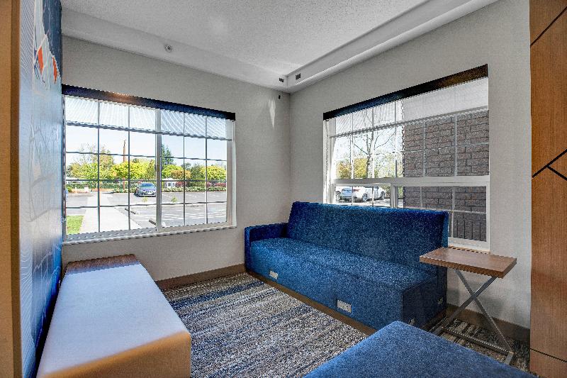Holiday Inn Express Suites Portland-Jantzen Beach image
