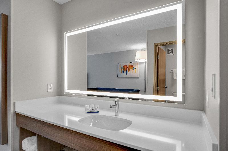 Holiday Inn Express Suites Portland-Jantzen Beach image