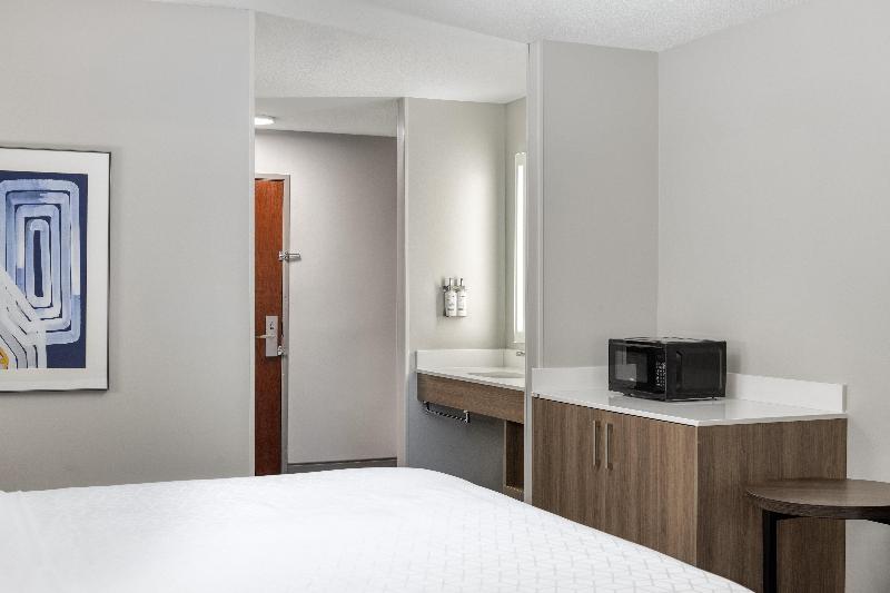 Holiday Inn Express Suites Portland-Jantzen Beach image