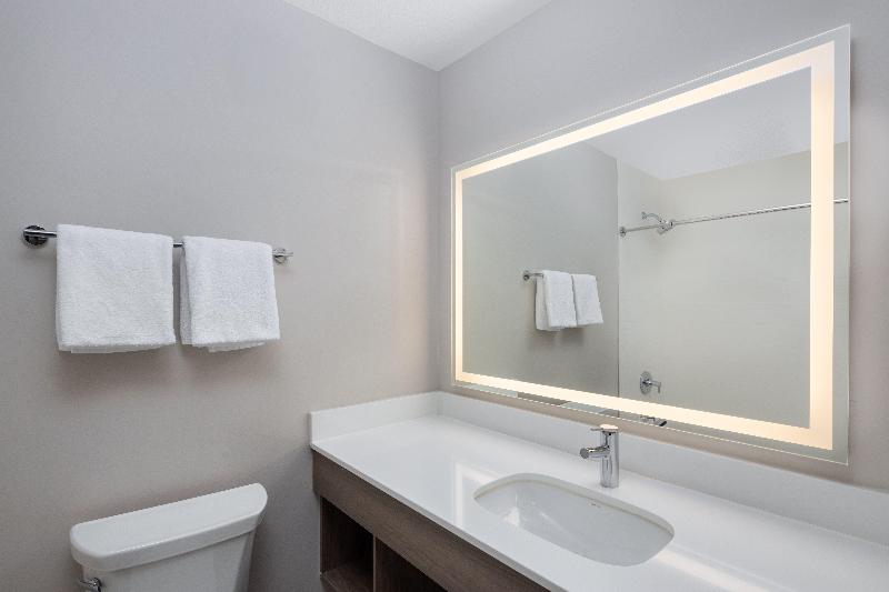Holiday Inn Express Suites Portland-Jantzen Beach image