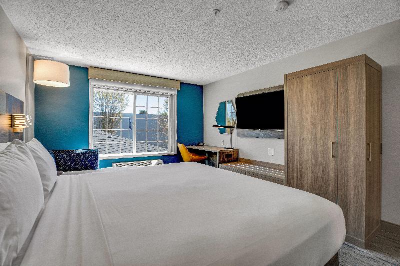 Holiday Inn Express Suites Portland-Jantzen Beach image