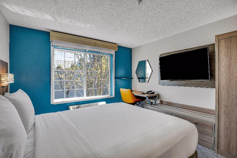 Holiday Inn Express Suites Portland-Jantzen Beach image