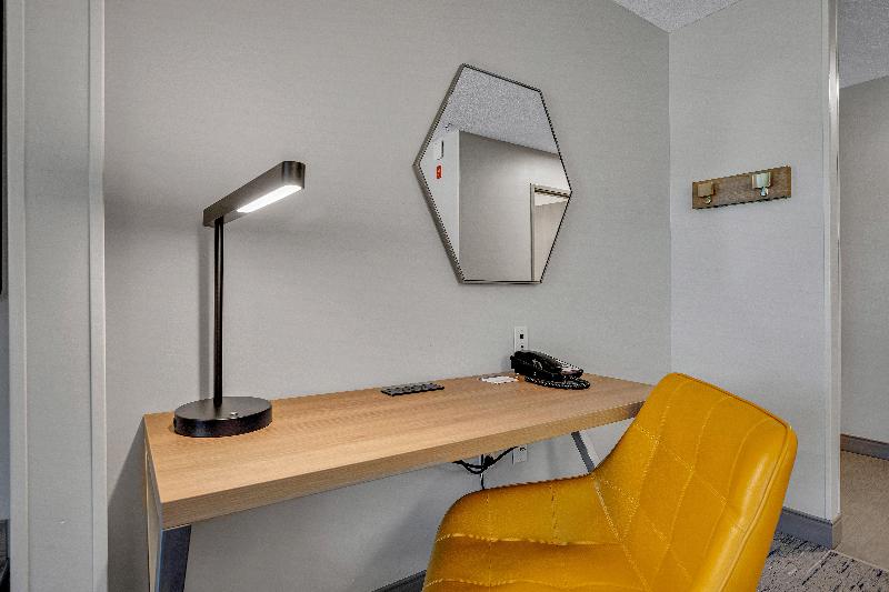 Holiday Inn Express Suites Portland-Jantzen Beach image