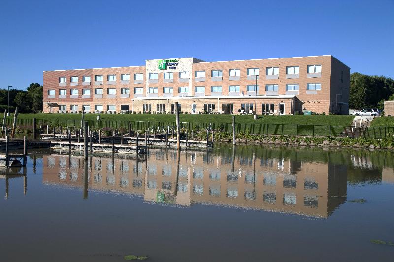 Holiday Inn Express & Suites Port Huron By IHG image