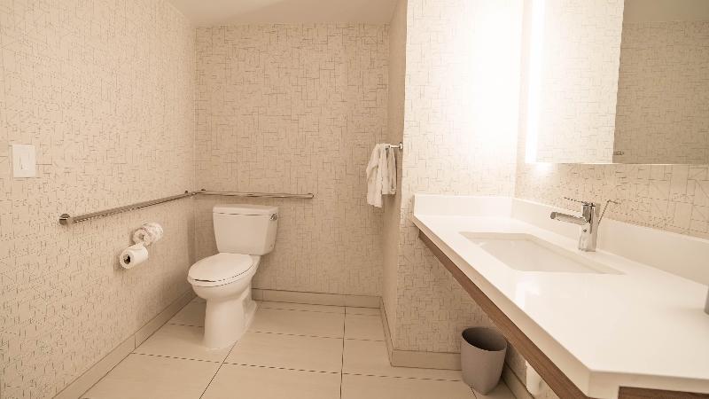 Holiday Inn Express and Suites Porterville photo 16