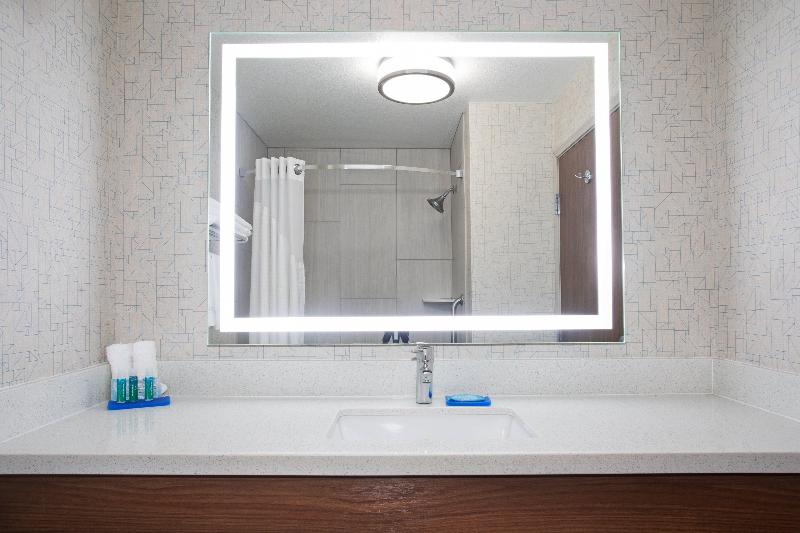 Holiday Inn Express and Suites Longmont image