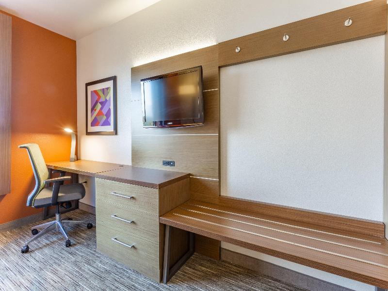 Holiday Inn Express Suites Rockford-Loves Park IHG image