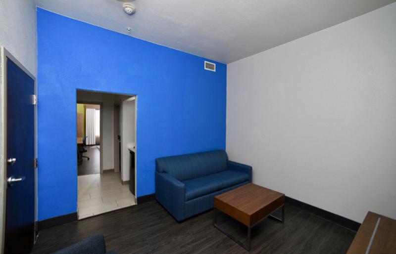 Holiday Inn Express and Suites Seguin - Image 4