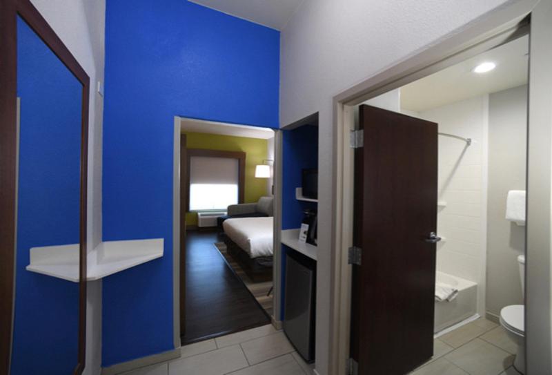 Holiday Inn Express and Suites Seguin - Image 7