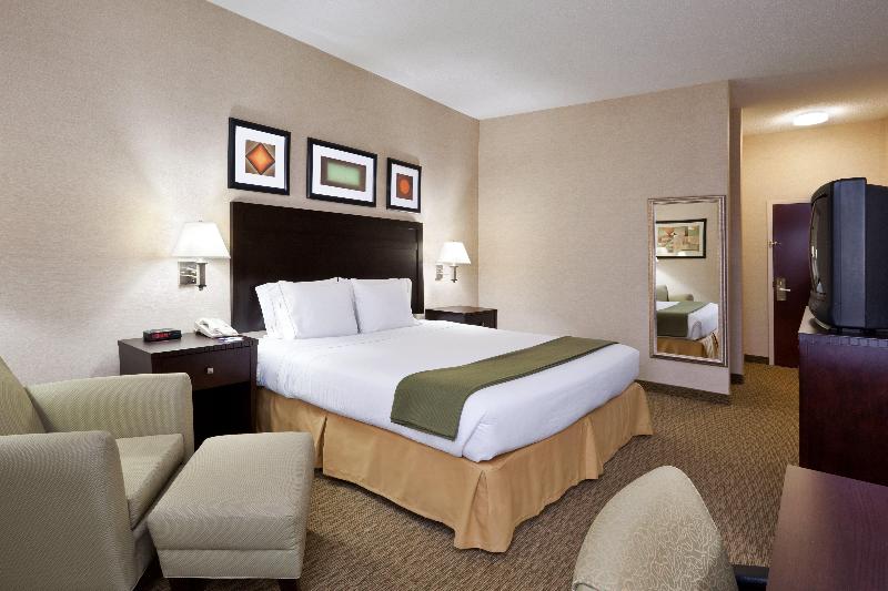 Holiday Inn Express and Suites Cleveland Streetsbo