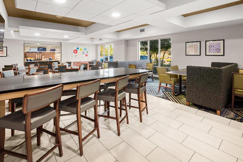 Holiday Inn Express & Suites Marysville By IHG image