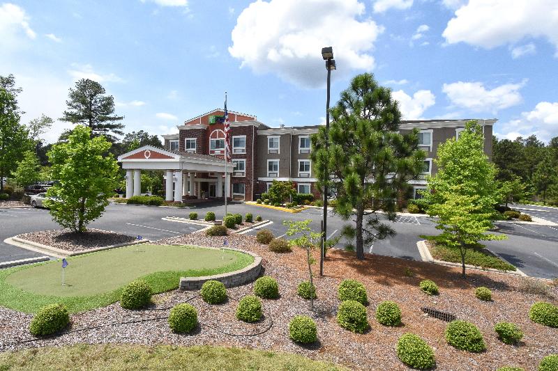 Holiday Inn Express and Suites Southern Pines Pine image