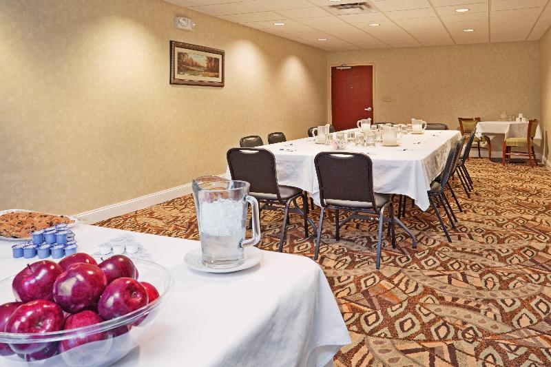 Holiday Inn Express and Suites Southern Pines Pine image