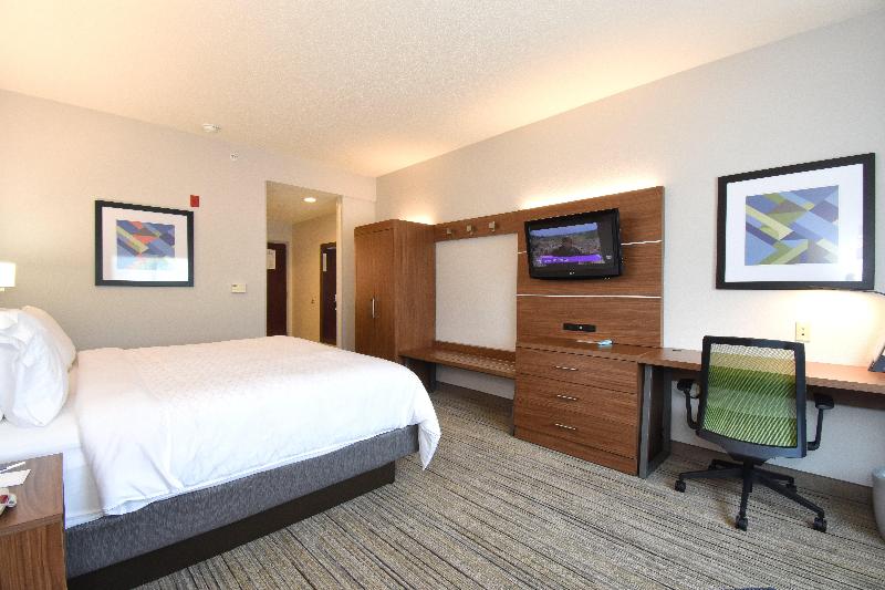 Holiday Inn Express and Suites Southern Pines Pine image