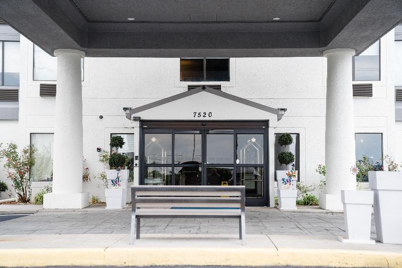 Holiday Inn Express and Suites Knoxville North I 7 image