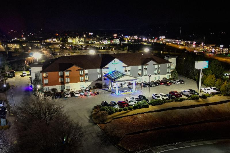 Holiday Inn Express and Suites Knoxville North I 7 image