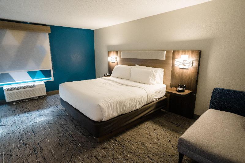 Holiday Inn Express and Suites Knoxville North I 7 — photo 51