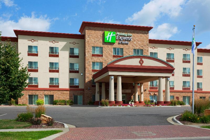 Holiday Inn Express & Suites Wausau By IHG image