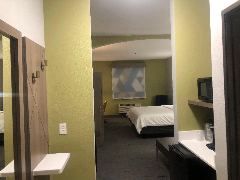 Holiday Inn Express and Suites Woodward Hwy 270 image